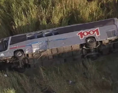 Ônibus com 45 passageiros cai em ribanceira na Dutra, e uma pessoa morre
