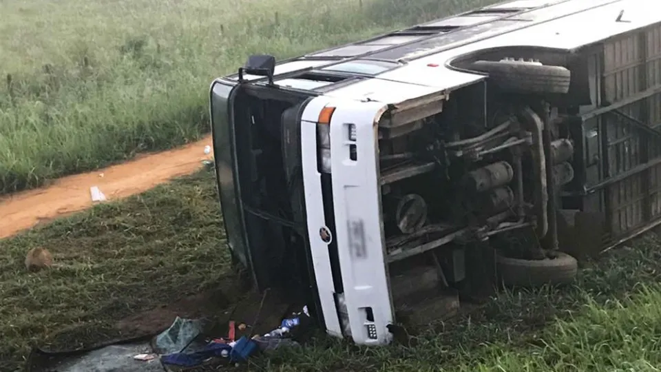 Ônibus com estudantes cai em ribanceira e deixa 7 mortos no Rio Grande do Sul