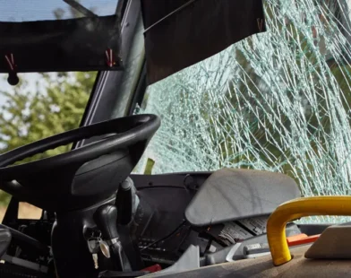 Ônibus tomba com 50 passageiros e deixa 10 mortos em Minas Gerais