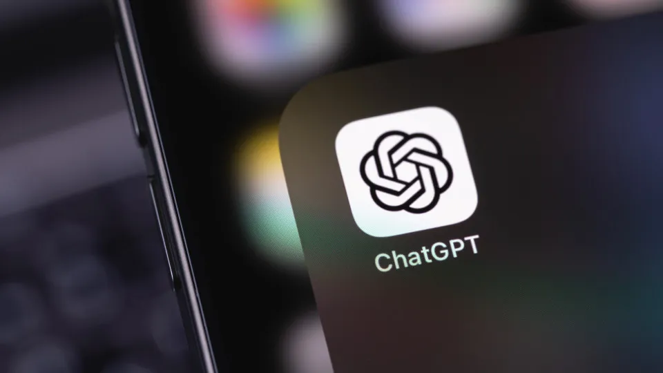 OpenAI ajusta GPT-4o após críticas sobre tom bajulador da IA