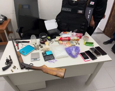 PCMG prende suspeito de tráfico de drogas e posse ilegal de armas em Brasília de Minas