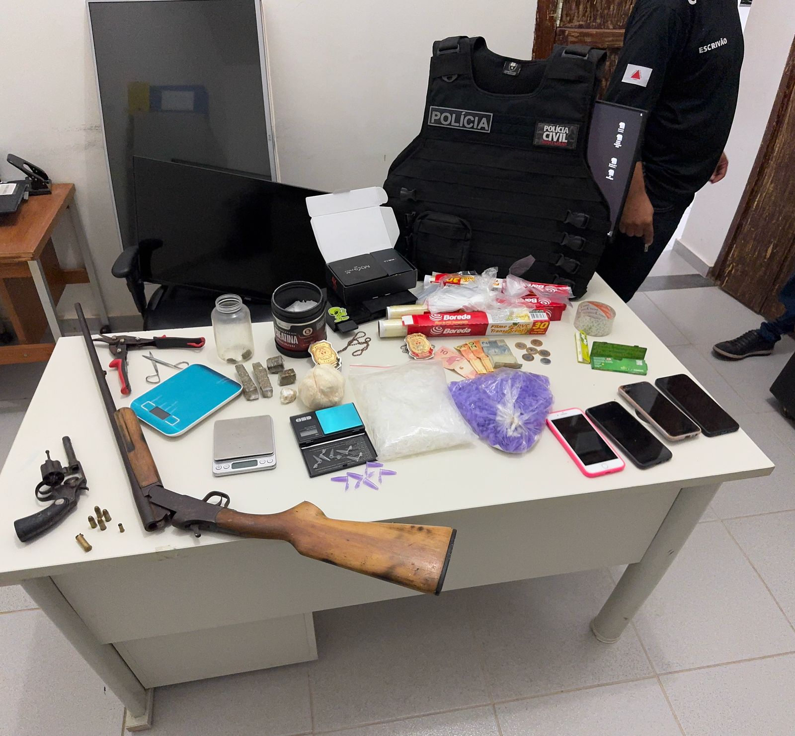 PCMG prende suspeito de tráfico de drogas e posse ilegal de armas em Brasília de Minas
