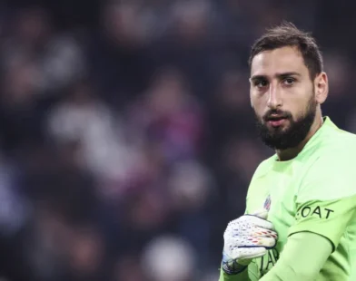 PSG toma virada do Aston Villa, mas Donnarumma salva e garante vaga na semi