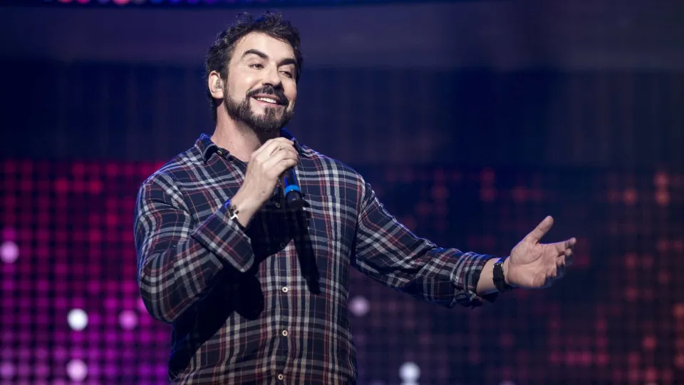 Padre Fábio de Melo 'adota' boneca reborn com síndrome de Down nos EUA