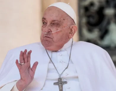 Papa Francisco aparece no Domingo de Páscoa para dar a bênção aos fiéis