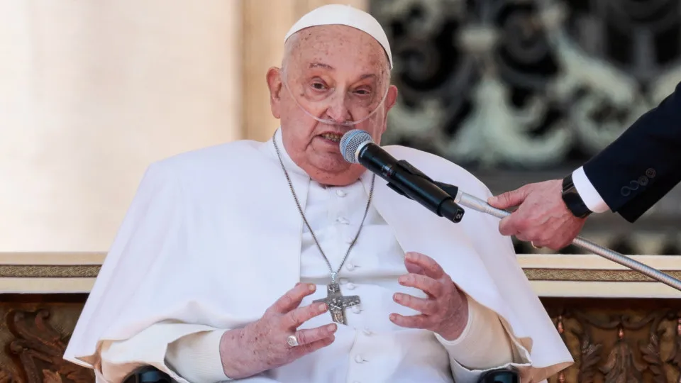 Papa aparece pela primeira vez em público após regresso ao Vaticano