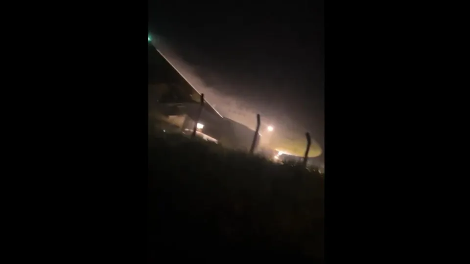 Passageiros entram em pânico após avião sair da pista em Chapecó; veja