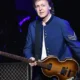 Paul McCartney faz show com Ringo Starr e dueto virtual com John Lennon