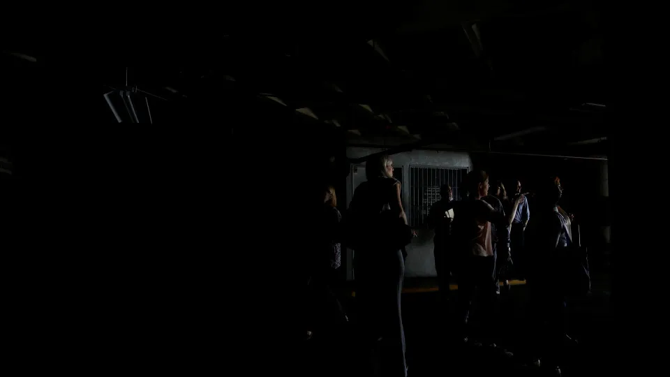 "Perdi mais de mil reais em comida", diz mulher há 2 dias sem luz em SP