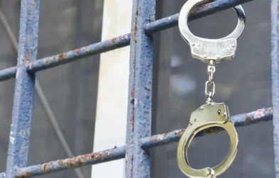 Polícia prende jovem por assalto que deixou diplomata baleada e procura mais 2 suspeitos