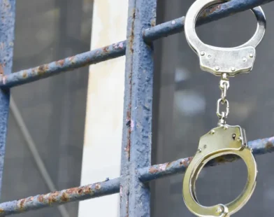 Polícia prende jovem por assalto que deixou diplomata baleada e procura mais 2 suspeitos