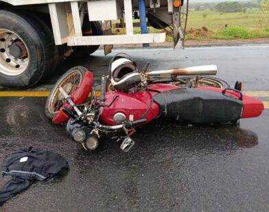 Porteirinha: motociclista morre ao bater em caminhão boaideiro estacionado na MGC-122