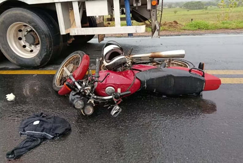 Porteirinha: motociclista morre ao bater em caminhão boaideiro estacionado na MGC-122