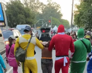 'Power Rangers' prendem homem com 7 celulares em bloco no Carnaval de SP