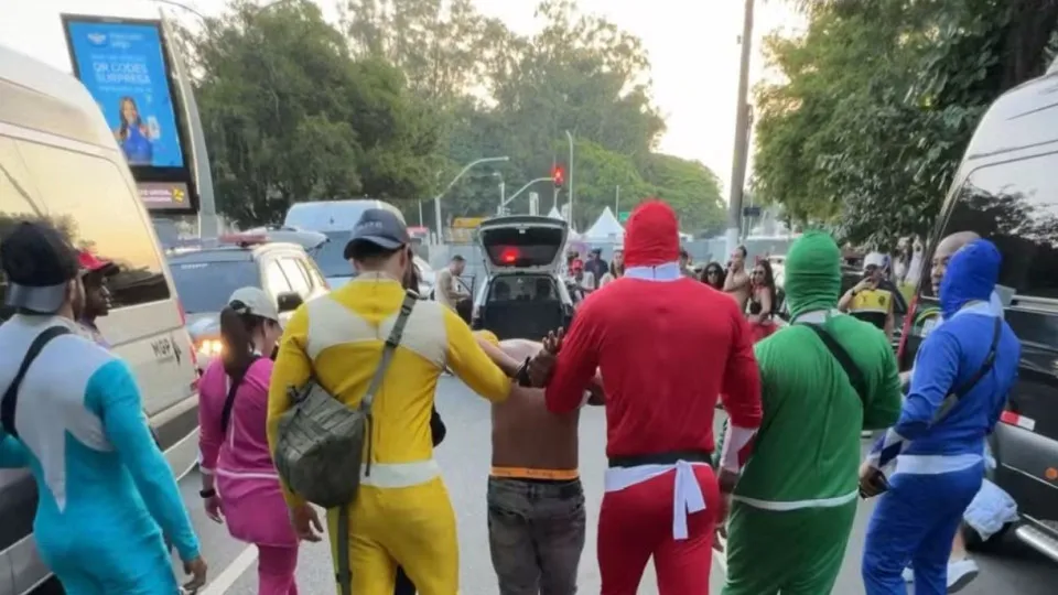 'Power Rangers' prendem homem com 7 celulares em bloco no Carnaval de SP