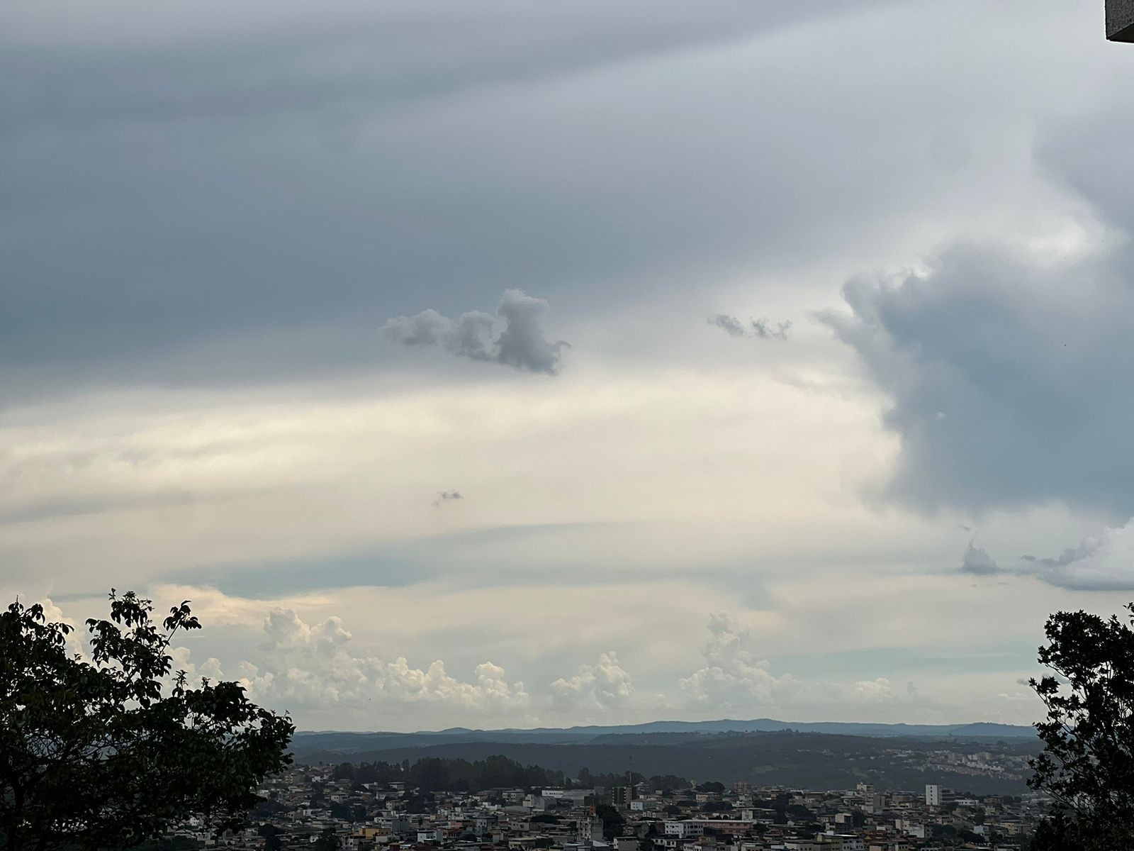 Previsão do tempo: frente fria traz pancadas isoladas de chuva para Divinópolis e região