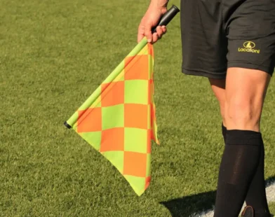 Punição da CBF para quem subir na bola une jogadores contra 'futebol cada vez mais chato'