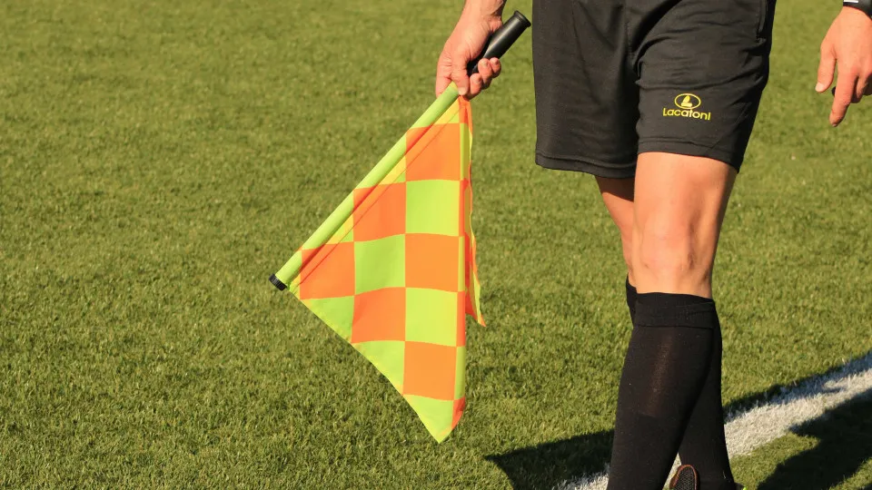 Punição da CBF para quem subir na bola une jogadores contra 'futebol cada vez mais chato'