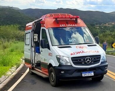 Quatro vítimas ficam feridas após carreta colidir em ambulância na BR-251, em Francisco Sá