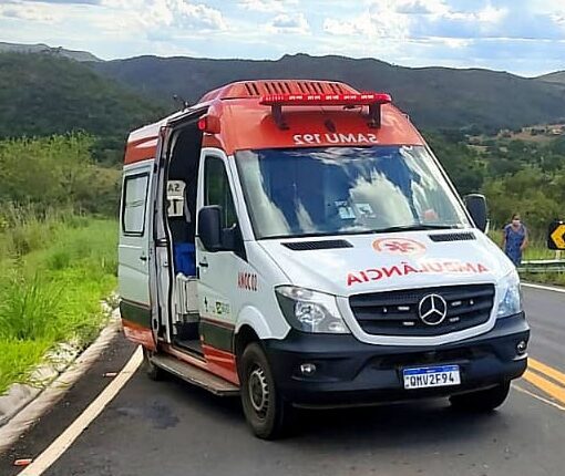 Quatro vítimas ficam feridas após carreta colidir em ambulância na BR-251, em Francisco Sá