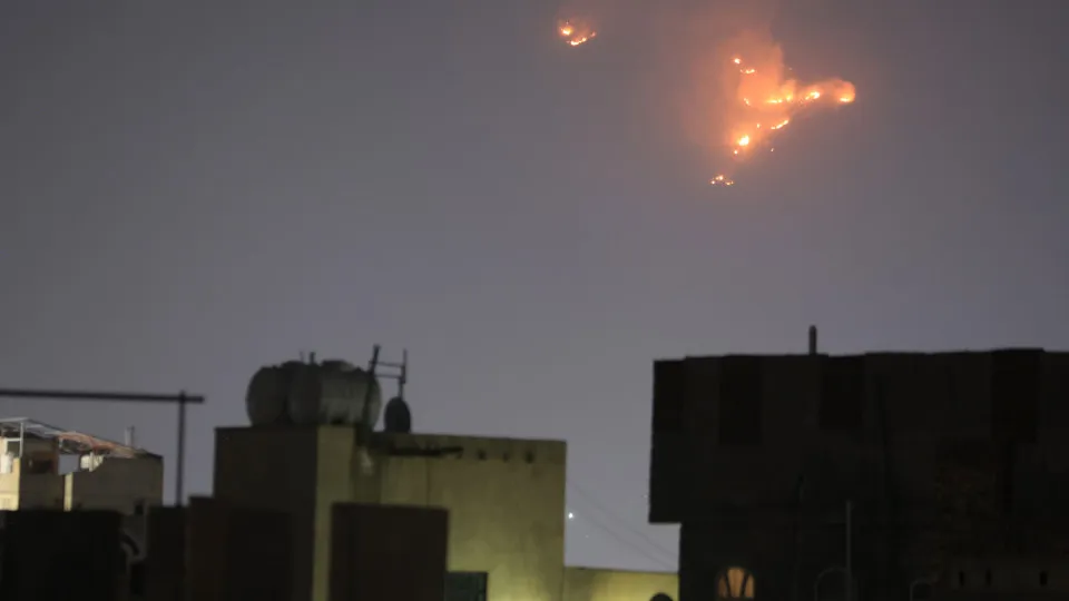 Reino Unido e EUA bombardeiam instalação de drones dos houthis no Iêmen