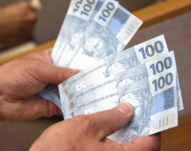 Rendimento mensal do trabalhador bate recorde e chega a R$ 3.378