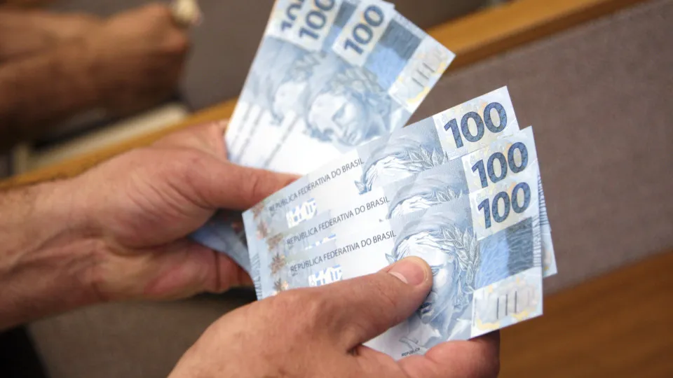 Rendimento mensal do trabalhador bate recorde e chega a R$ 3.378