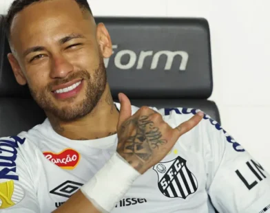 Santos aguarda aval de parceira para lançar 'camisa azul de Neymar'