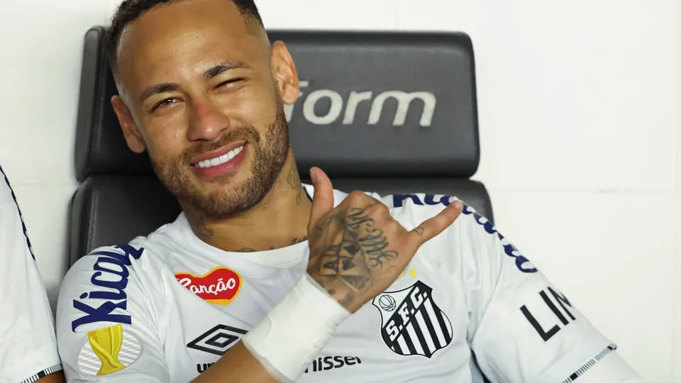 Santos aguarda aval de parceira para lançar 'camisa azul de Neymar'