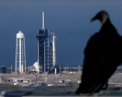 SpaceX lança 1.ª missão espacial tripulada sobre os pólos da Terra
