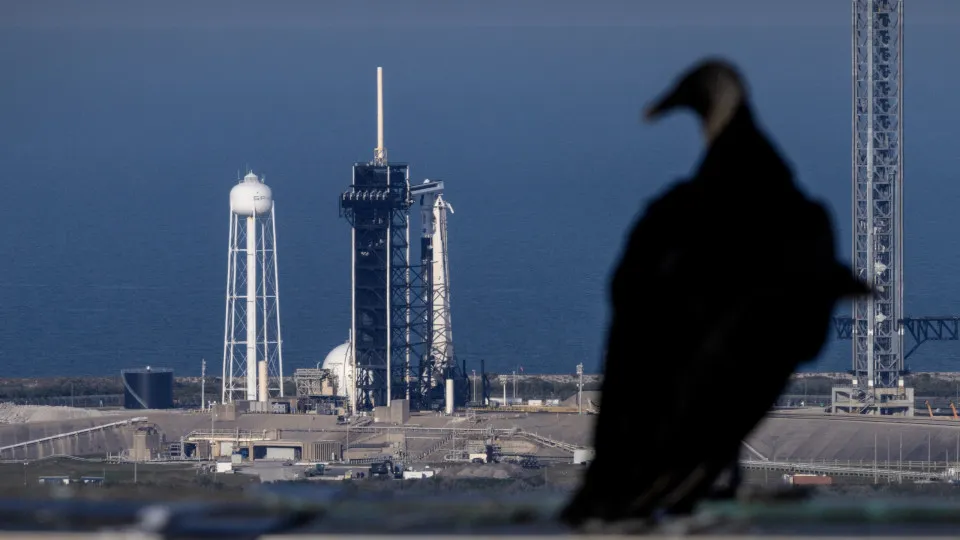 SpaceX lança 1.ª missão espacial tripulada sobre os pólos da Terra