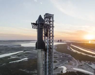 Starship parte em seu oitavo voo de teste, e SpaceX recupera primeiro estágio