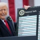 Tarifas de Trump tiram mais da metade da renda mensal de famílias americanas