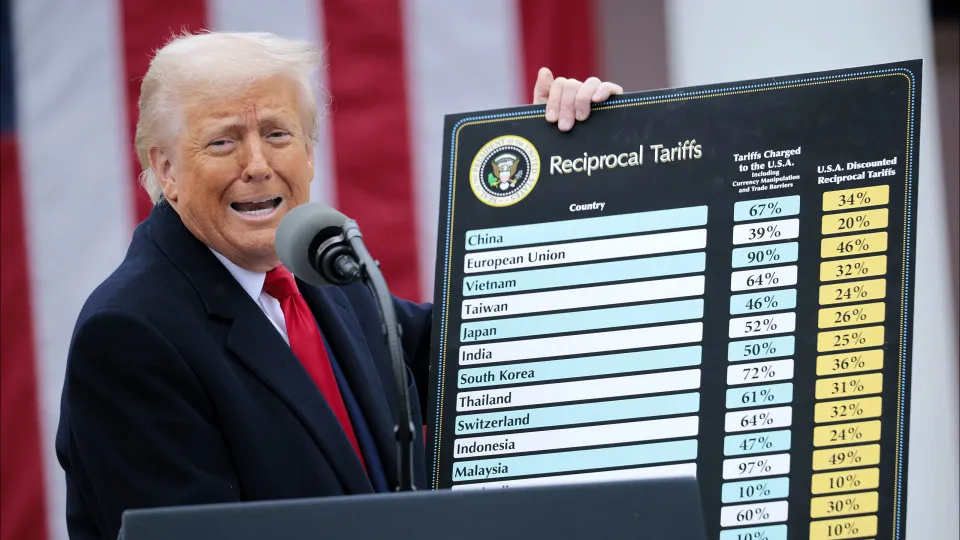 Tarifas de Trump tiram mais da metade da renda mensal de famílias americanas