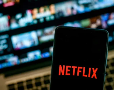 Ted Sarandos diz que Netflix está salvando Hollywood e critica ida ao cinema