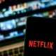 Ted Sarandos diz que Netflix está salvando Hollywood e critica ida ao cinema