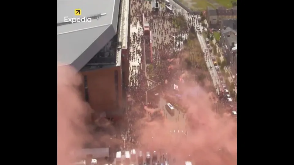 Torcedores do Liverpool 'engolem' o ônibus na entrada de Anfield