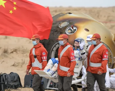 Tripulação chinesa retorna à Terra após missão espacial de seis meses