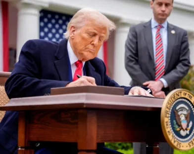 Trump critica China após retaliação comercial: "Eles entraram em pânico"