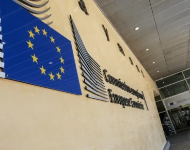 UE inicia negociações com os EUA para evitar novas tarifas de Trump