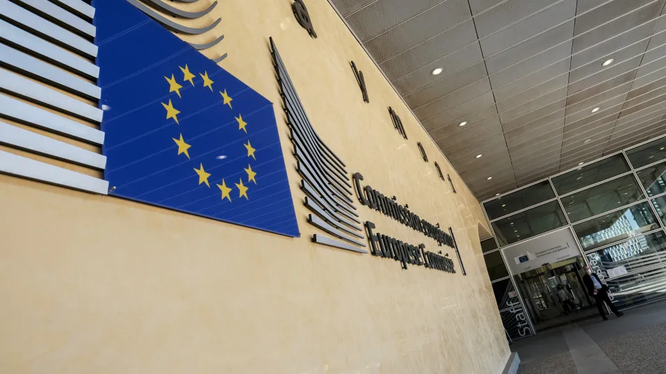 UE inicia negociações com os EUA para evitar novas tarifas de Trump