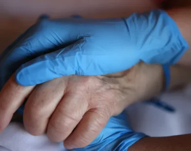 Um a cada cinco idosos internados por gripe morreu no ano passado
