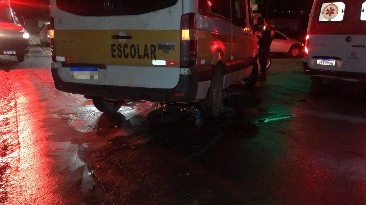 VÍDEO: Motociclista fica preso sob van após acidente em Pará de Minas