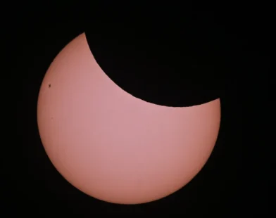 Veja imagens do eclipse solar parcial que aconteceu neste sábado