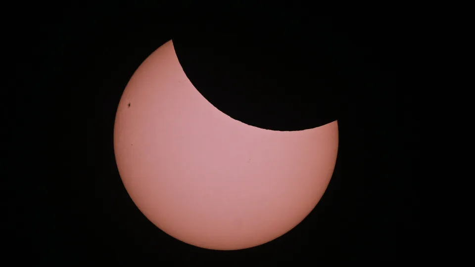 Veja imagens do eclipse solar parcial que aconteceu neste sábado