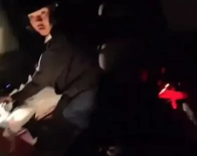 Vídeo de câmera em capacete flagra assalto a motociclista em SP: 'mata, fiote', diz ladrão