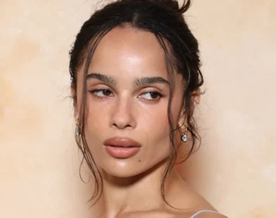 Zoë Kravitz vive romance "em segredo" com famoso ator