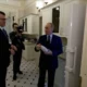 Academia e portas com ouro: Putin faz visita guiada em uma de suas casas