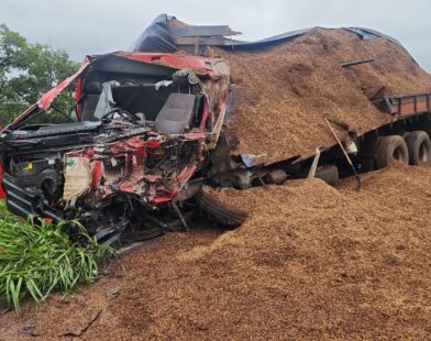 Acidente entre caminhões deixa dois mortos e uma mulher ferida na BR-354, em Formiga | Centro-Oeste