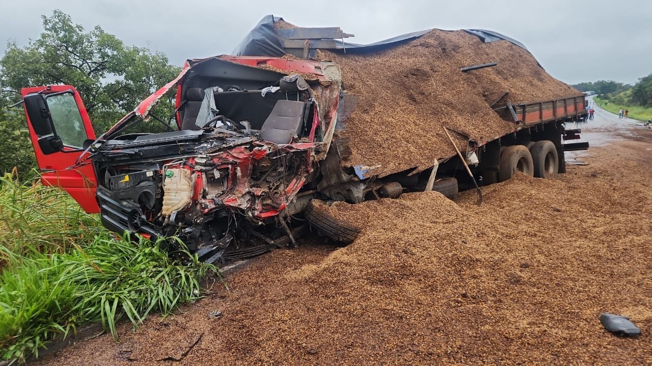 Acidente entre caminhões deixa dois mortos e uma mulher ferida na BR-354, em Formiga | Centro-Oeste